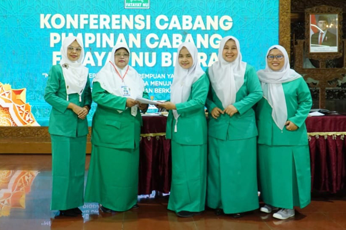 KEREN: Jajaran pengurus Fatayat NU Blora saat melangsungkan proses pendemisioneran dari pengurus lama ke pengurus baru.