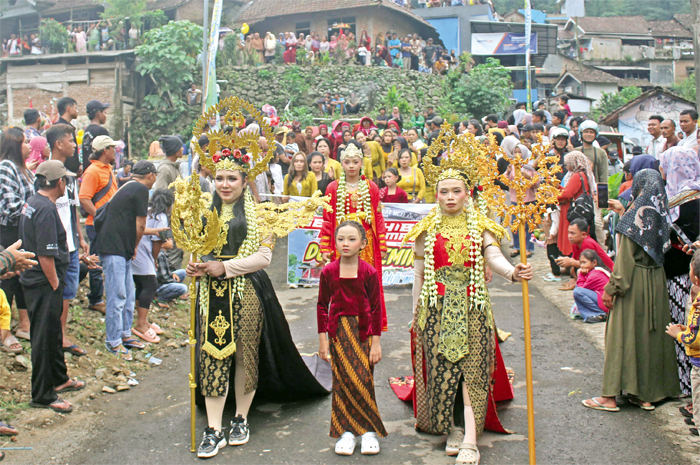 MERIAH: Pemeran tiga pejuang putri asli Jepara berada di barisan depan iring-iringan kirab gunungan dalam sedekah bumi Desa Tempur, Keling, Jepara,&nbsp;kemarin.
