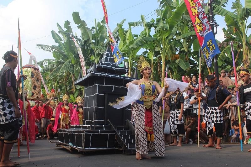 BERWARNA: Warga tampilkan teatrikal lakon Roro Jonggrang dalam sedekah bumi Desa Senenan kemarin.