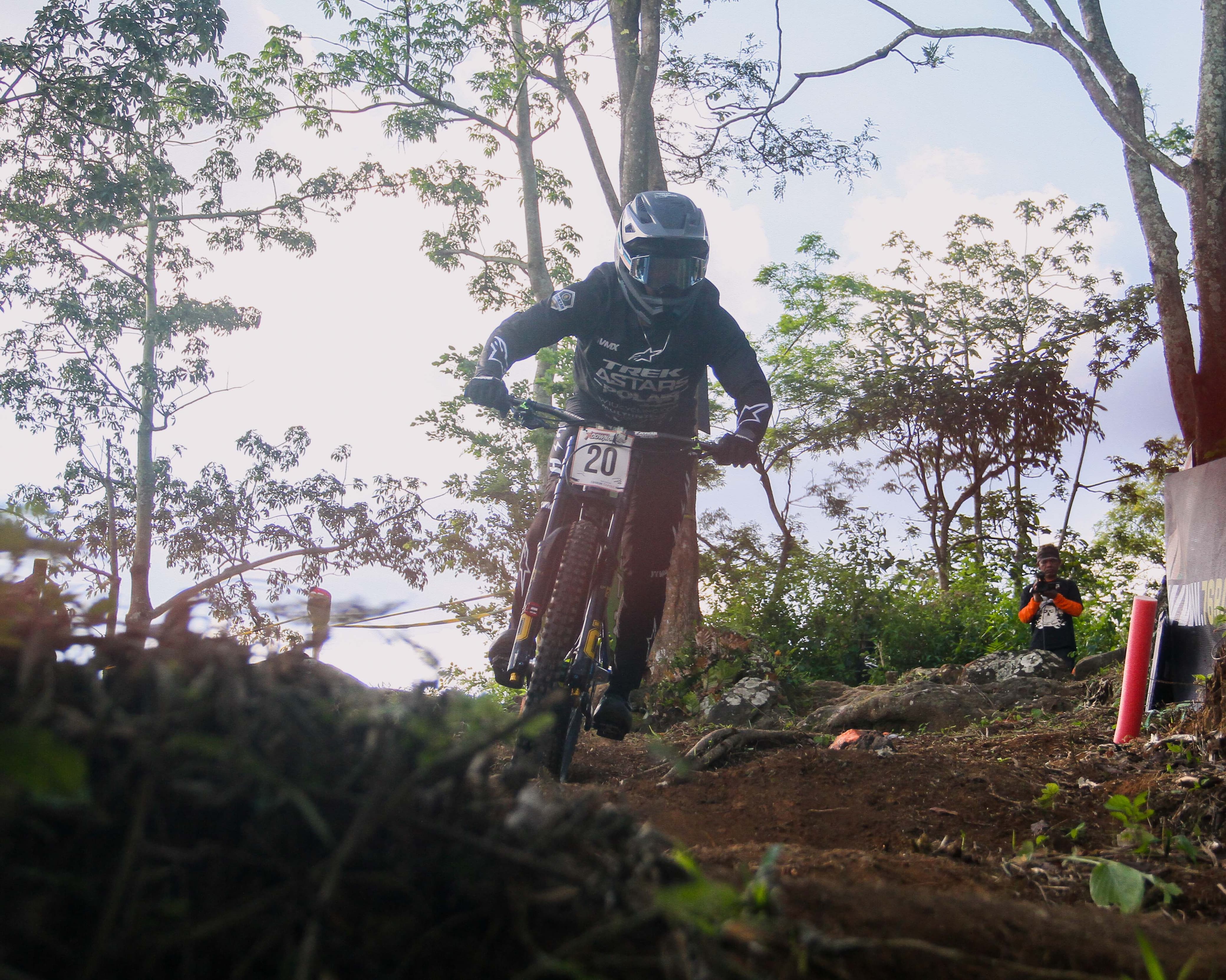 BERI KONTRIBUSI: Pembalap sepeda Andy Prayoga melintasi turunan di sirkuit Ternadi Bike Park.