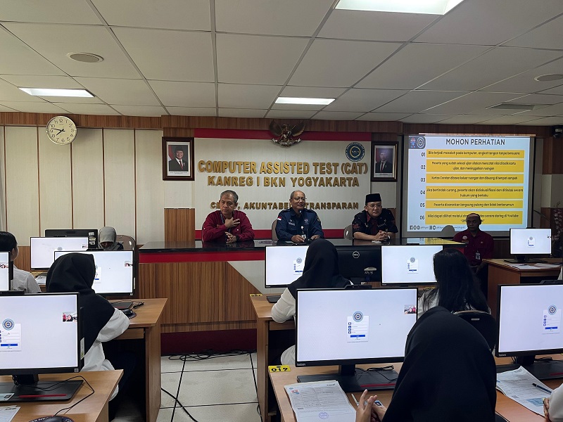 SELEKSI: Sejumlah peserta saat mengikuti seleksi PPPK Tahap II di Kanreg I Jogjakarta pekan lalu.