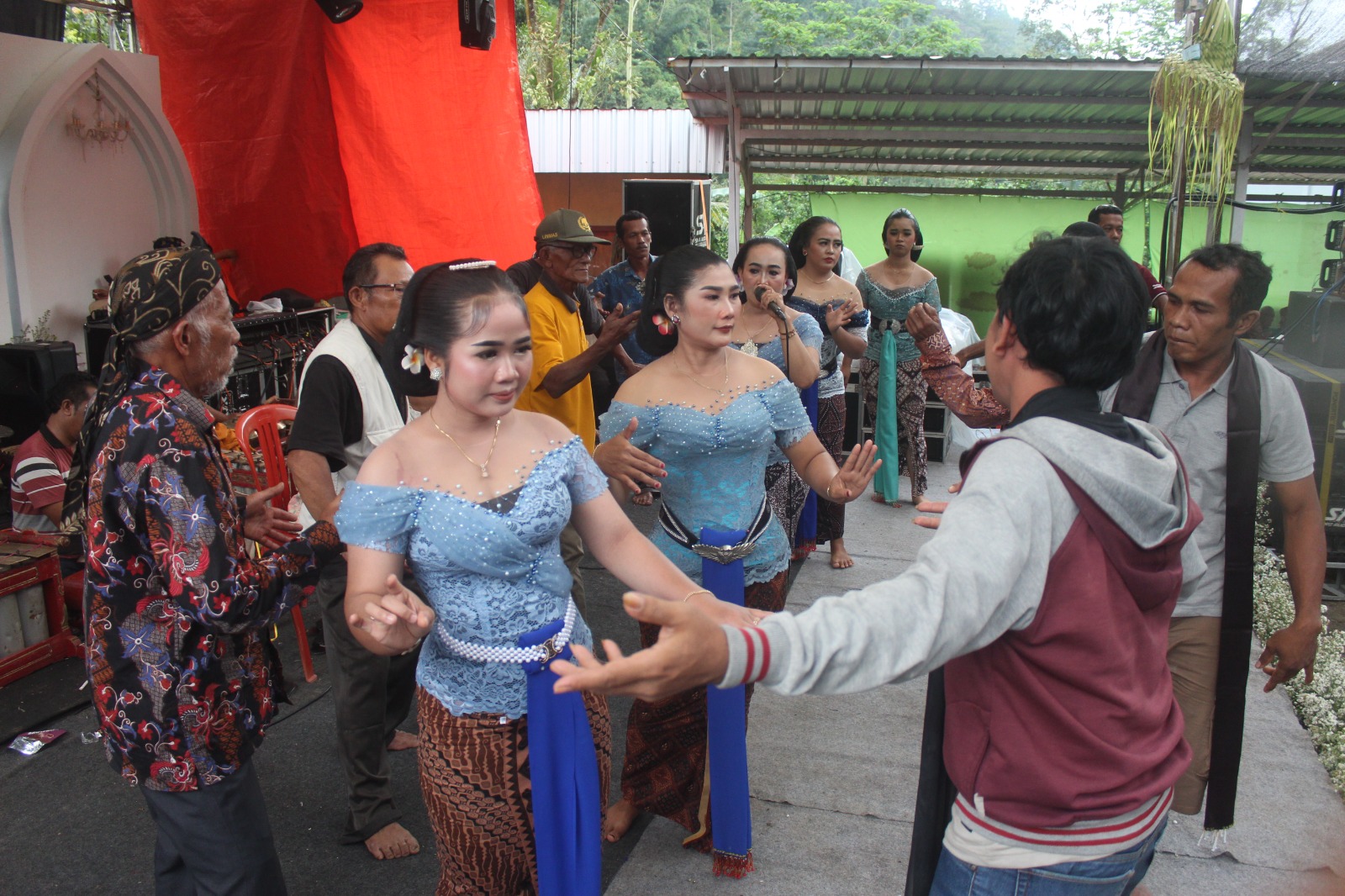 MERIAH: Para warga tengah menari bersama sinden pada saat pertunjukan tayub dalam rangkaian Sedekah Bumi di Petinggen Desa Tempur, Keling, Jepara.