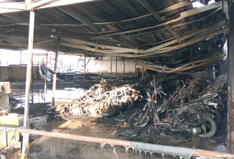 TINGGAL RANGKA: Kondisi kendaraan sepeda motor usai kebakaran pada Senin (5/5) sore hari.