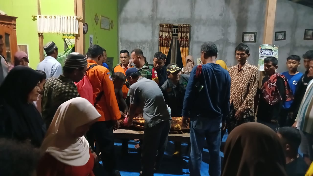 EVAKUASI: Tim SAR gabungan saat melakukan evakuasi bocah tenggelam di Sungai Lusi di Dusun Pulo, Desa Pulongrambe, Kecamatan Tawangharjo.