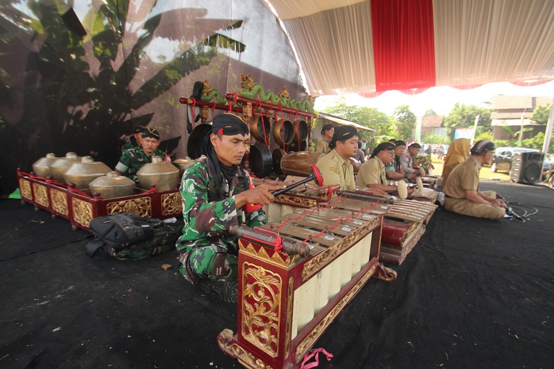 SERBA BISA: Anggota TNI turut mendendangkan alunan gending-gending Jawa dalam persembahan karawitan kemarin