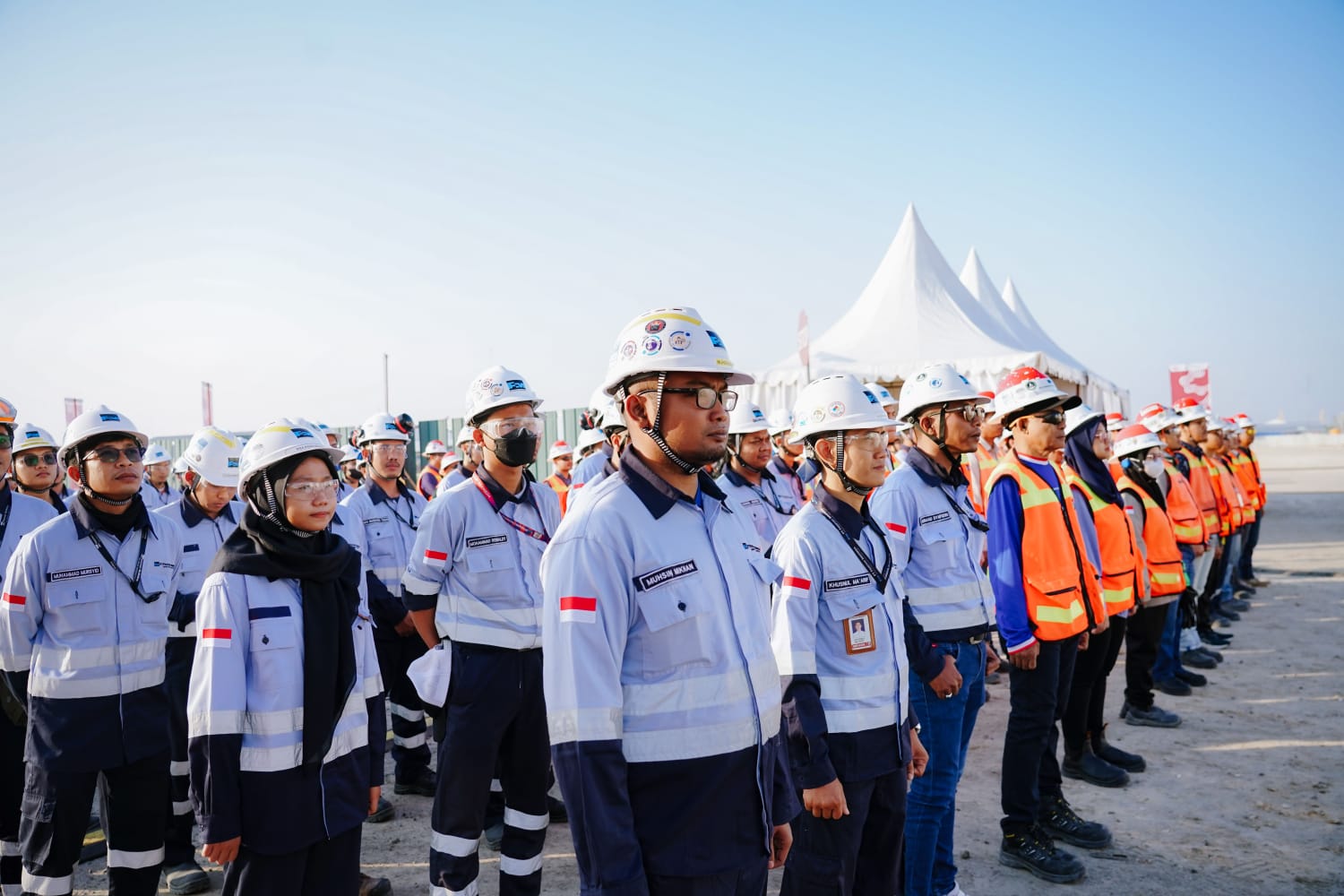 BARIS: Para pegawai PT Freeport ketika mengikuti kegiatan upacara. (PTFI)