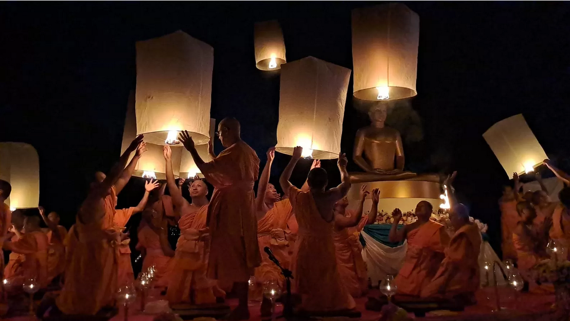 SAKRAL: Penerbangan lampion di halaman Marga Utama Candi Borobudur Sabtu (23/12/2023) malam. (ROFIK SYARIF G P/JAWA POS RADAR MAGELANG )