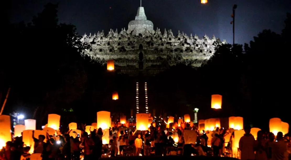 INDAH: Penerbangan lampion di halaman Marga Utama Candi Borobudur Sabtu (23/12/2023) malam. (ROFIK SYARIF G P/JAWA POS RADAR MAGELANG )