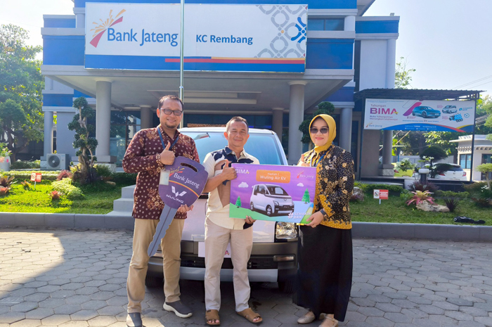 BERUNTUNG: Pemimpin Bank Jateng Cabang Rembang Eviek Susandari menyerahkan kunci simbolis mobil Wuling Air EV kepada Rushadi, pemenang undian Tabungan Bima.