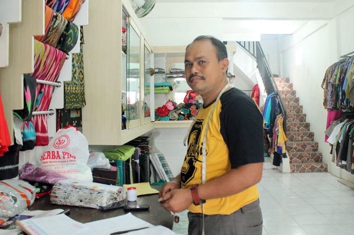 SURVIVE: Sholihin, pengusaha jahit pakaian ternama di Grobogan berada di tempatnya bekerja.