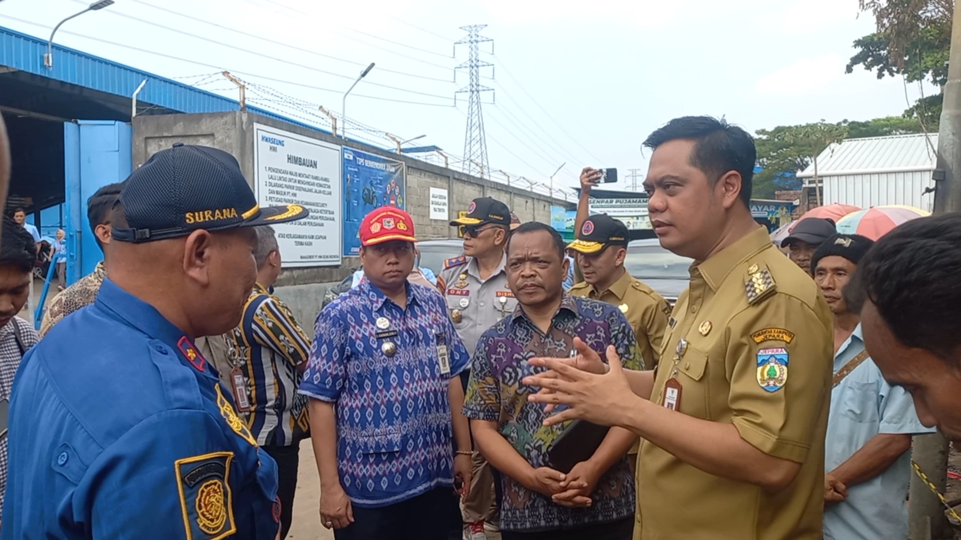 TILIK LOKASI: Bupati Jepara Witiarso Utomo bersama dengan Kabid Damkar meninjau tempat parkir milik warga di area PT HWI yang terbakar Selasa (6/5).