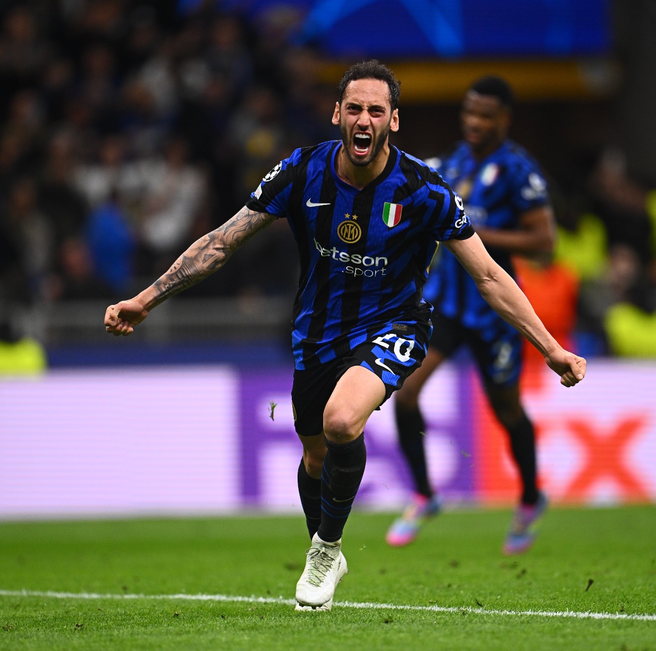 SELEBRASI : Hakan Calhanoglu mencetak gol kedua Inter Milan saat Melawan Barcelona