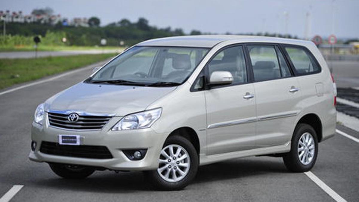 Kijang Innova Generasi Pertama (2004&ndash;2015)
