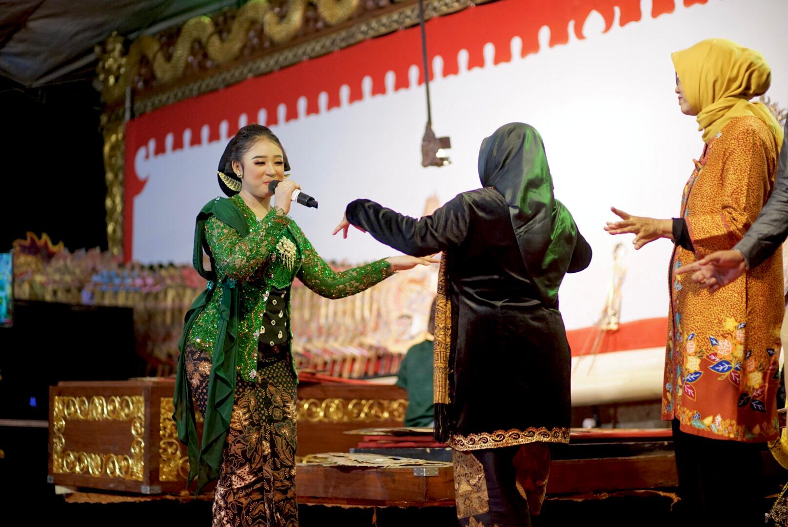 MERIAH: Niken Salindry menjadi bintang tamu spesial untuk mengisi hiburan dalam tradisi Sedekah Bumi di Menawan Mantu #4 Selasa (6/5) malam.