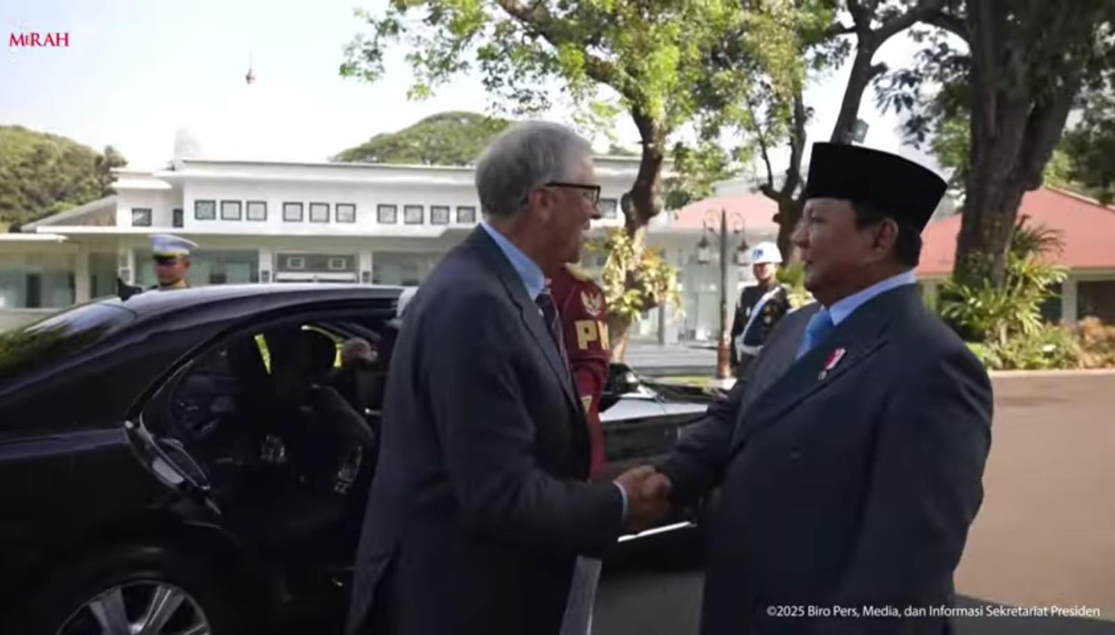 Prabowo menyambut kedatangan Bill Gates (tangkapan layar Youtube Sekretariat Presiden)