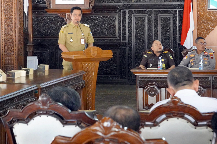 BERI PAPARAN: Bupati Jepara Witiarso Utomo dan sejumlah Forkopimda serta perangkat daerah menggelar Musrenvang RPJMD di Pendapa Kabupaten Jepara kemarin.