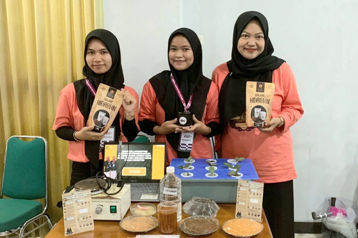 BERPRESTASI: Shifa Nur Intania (kiri) dan Lu`lu Ulmaknun (tengah), siswa MAN 1 Jepara bersama guru pembimbingnya menunjukkan karya mereka berupa media tanam dari limbah mebel.