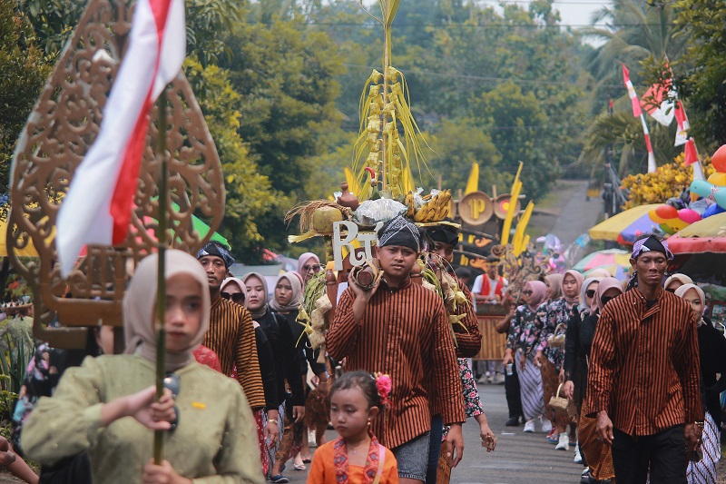 MERIAH: Warga Desa Kawak menggotong jondang dalam arak-arakan Festival Jondang Desa Kawak, Pakis Aji Kamis, (5/8).