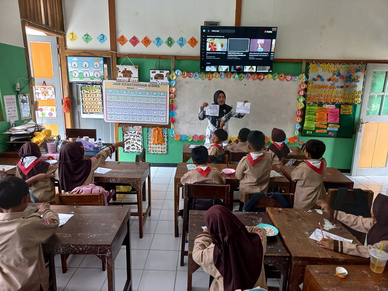 ANTUSIAS: Para siswa tengah mengikuti pembelajaran oleh guru belum lama ini.