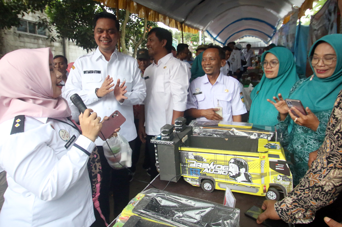 SERAP ASPIRASI: Bupati Jepara Witiarso Utomo berdialog dengan pelaku UMKM dalam kegiatan Bupati Ngantor di Desa Bungu, Mayong kemarin.