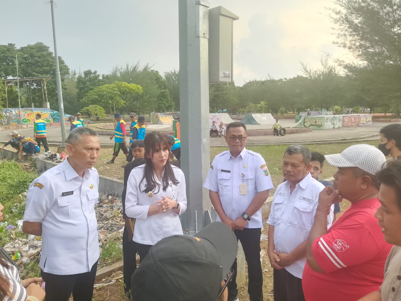 TURUN LANGSUNG: Wakil Bupati Kudus Bellinda Birton meninjau tumpukan sampah yang terjadi di Balai Jagong Kudus.
