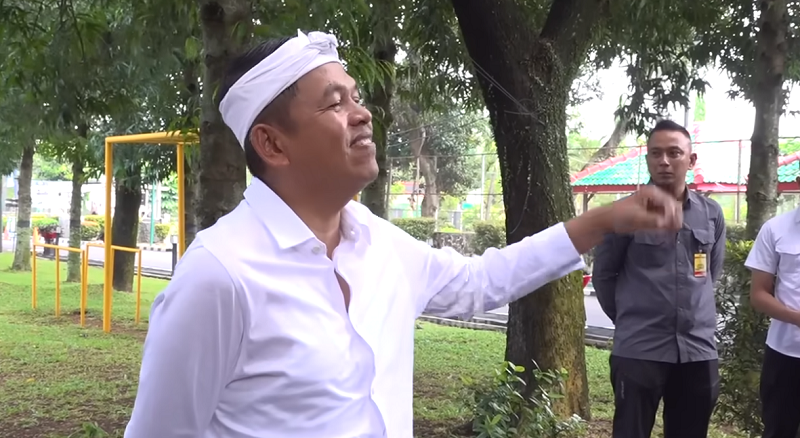 Gurbernur Jawa Barat Dedi Mulyadi saat KUNJUNGI BARAK RESIMEN 1 KOSTRAD