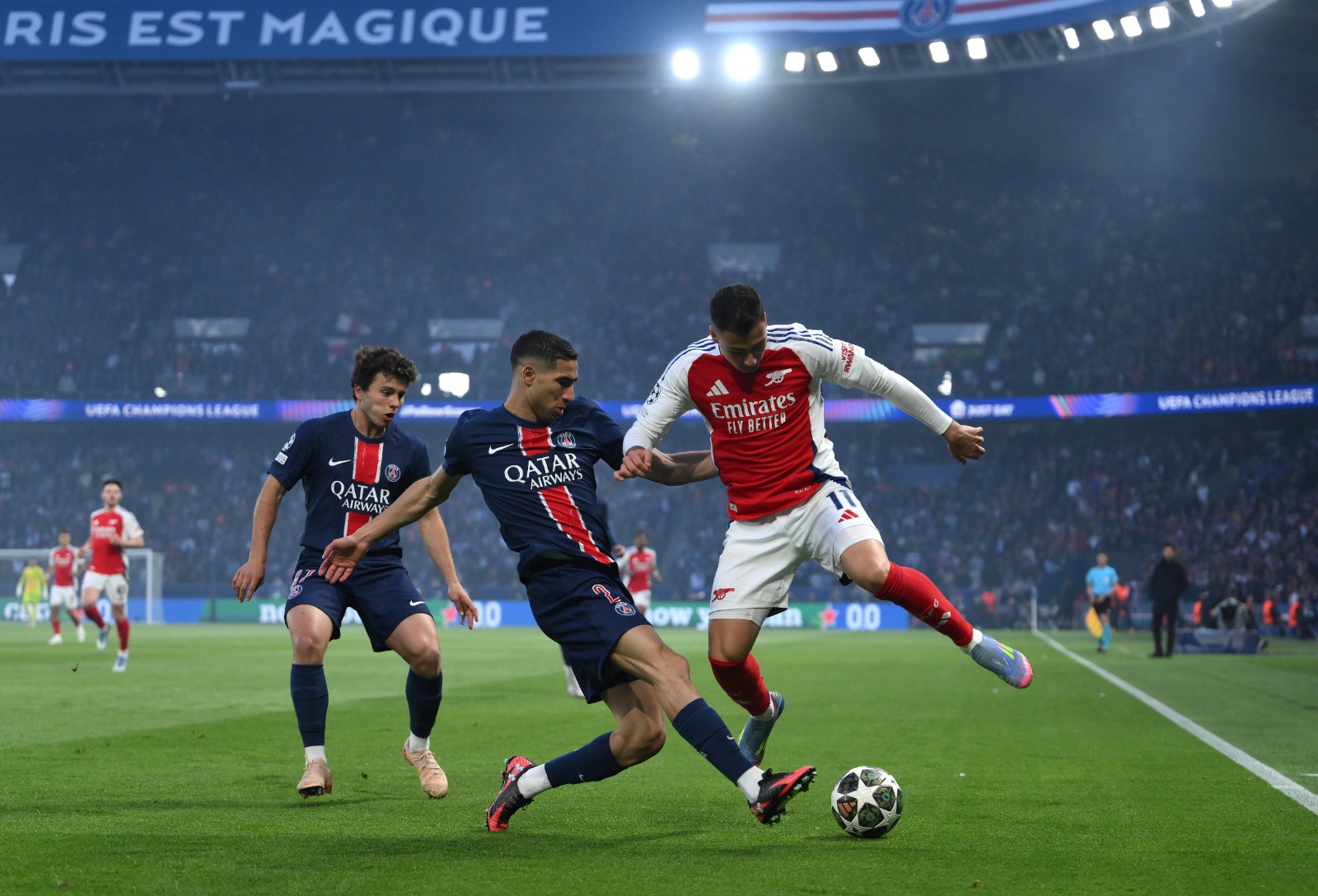 SENGIT : Pemain PSG sedang Berduel Dengan Pemain Arsena Dalam Laga Semifinal Liga Champhion