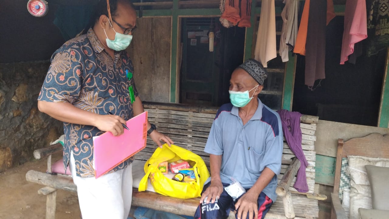 SKRINING: Petugas saat melakukan sosialisasi sekaligus skrining door to door.