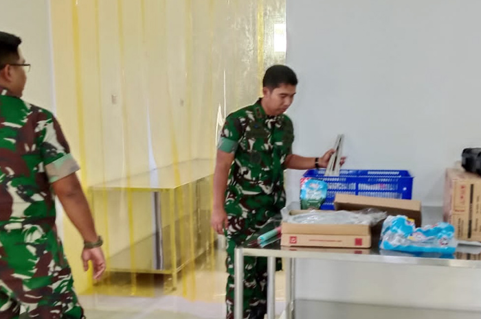 MENGECEK: Dandim 0717/Grobogan Letkol Kav Barid Budi Susila saat mengecek peralatanMBG di Dapur Umum Dusun Pucang Kelurahan/Kecamatan Grobogan.