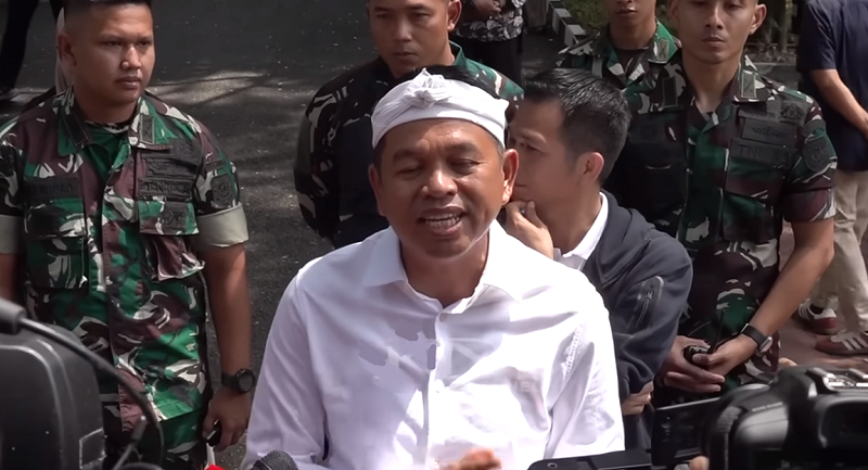 Gurbernur Jawa Barat Dedi Mulyadi saat kunjungi barak Resimen 1 Kostrad untuk memantau anak nakal yang dimasukkan barak militer