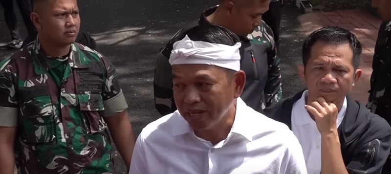 Kang Dedi Mulyadi memantau anak nakal yang dimasukkan barak militer saat kunjungi barak Resimen 1 Kostrad