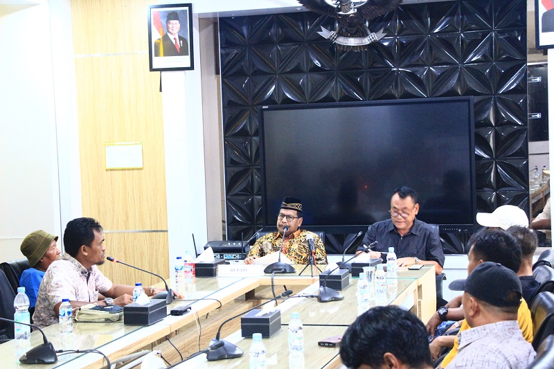 WADUL: Bupati Rembang, Harno didampingi Kepala Dinlutkan,&nbsp; saat mendengarkan wadul dari ketua KNTI Kabupaten Rembang bersama anggotanya kemarin.