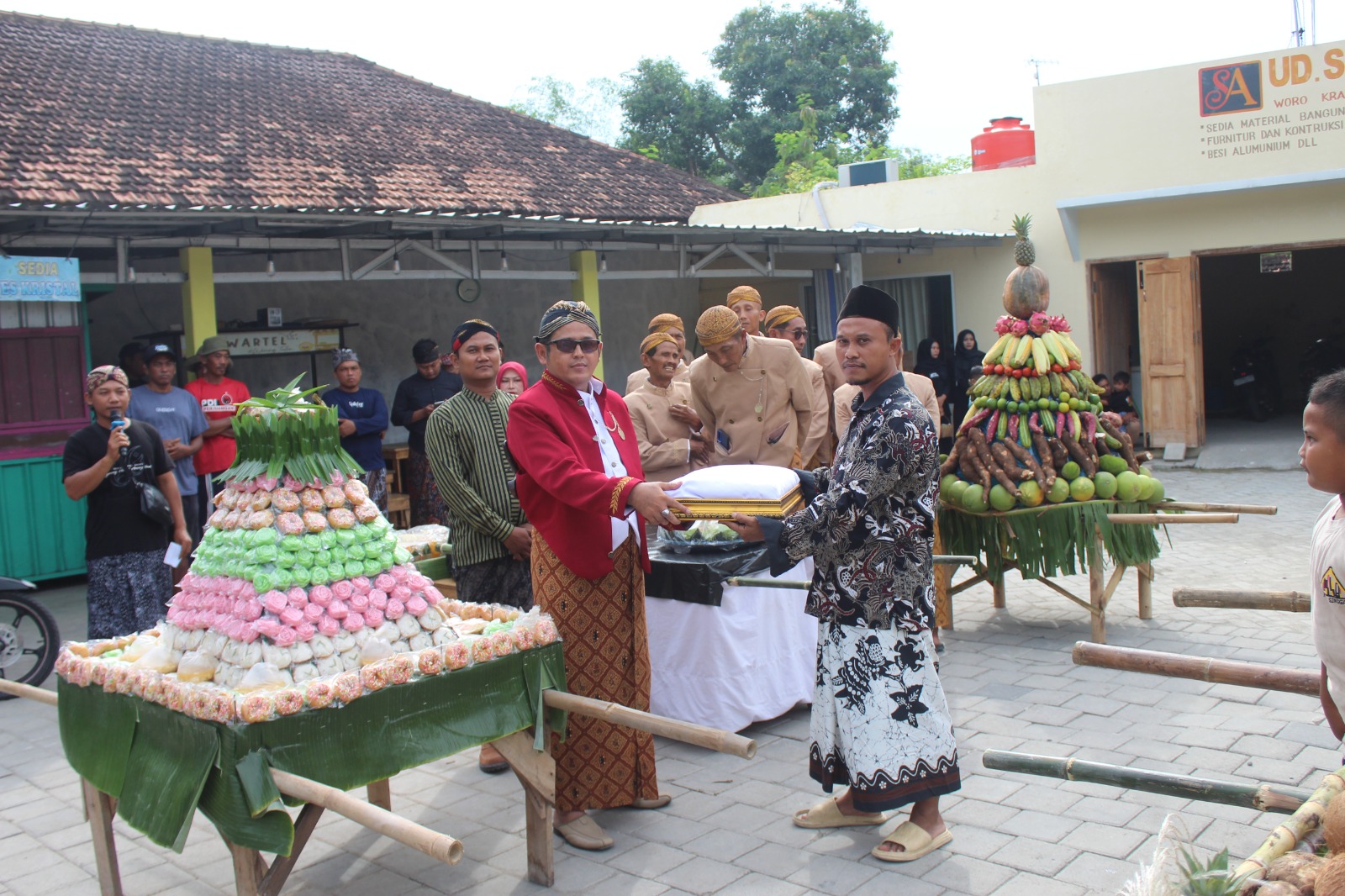 LESTARIKAN BUDAYA: Suasana kirab tumpeng dalam rangka sedekah bumi desa Woro dan haul mbah Seto, kemarin.