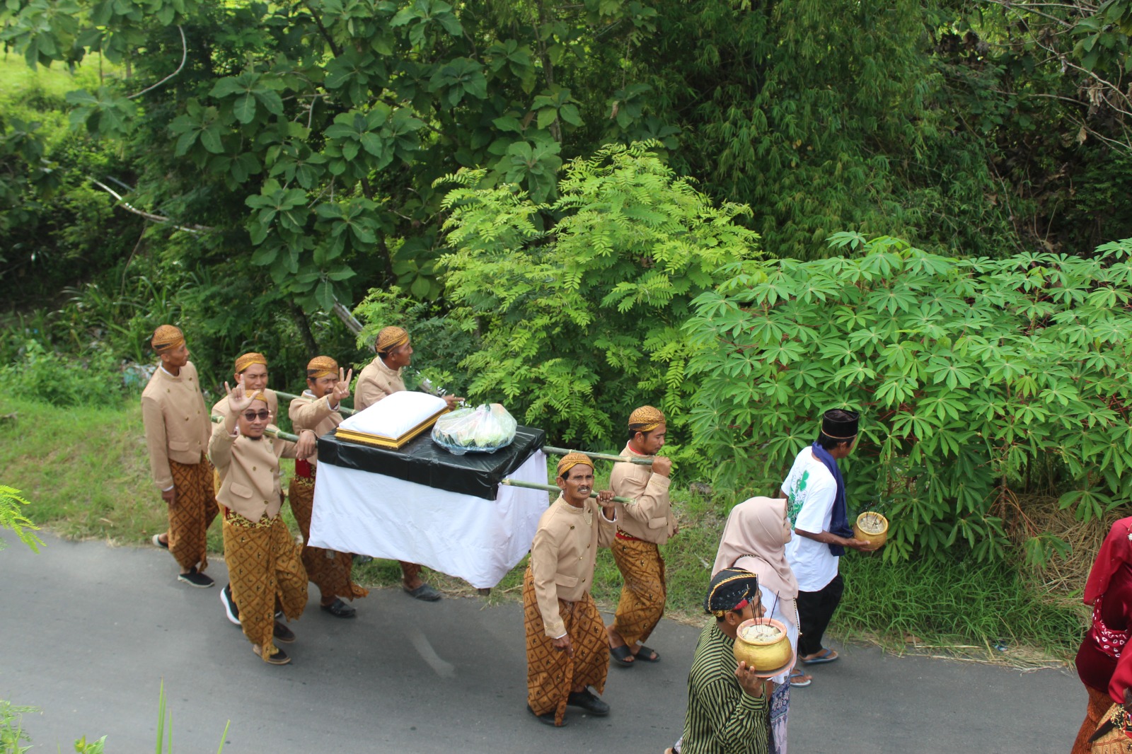 Kegiatan sadaqoh bumi di desa Woro, Kecamatan Kragan