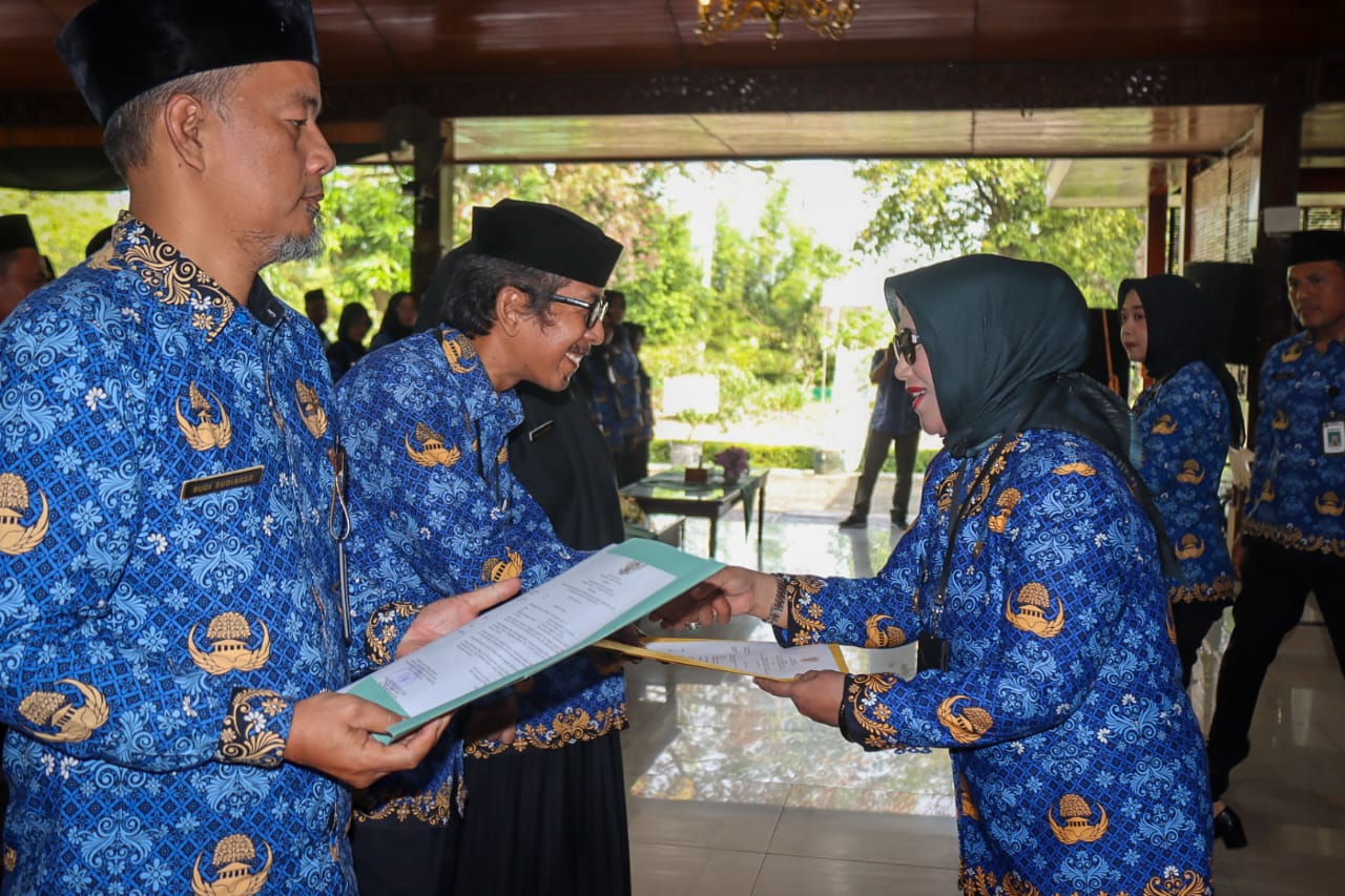 SAH: Wakil Bupati Blora Sri Setyorini saat melantik dan memberikan SK mutasi kepada para guru.
