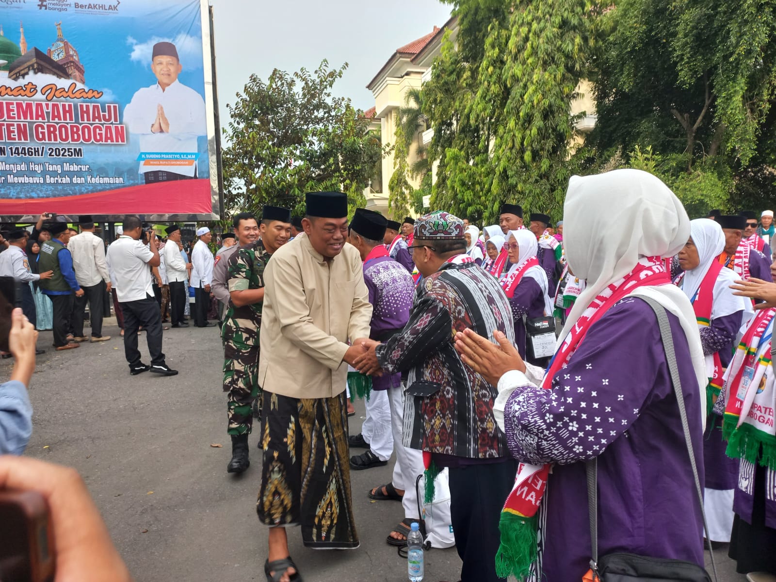 LEPAS JAMAAH HAJI &ndash; Bupati Grobogan Setyo Hadi melepas jamaah haji Grobogan tahun 2025 di Pendopo Kabupaten, Jumat sore (9/5).