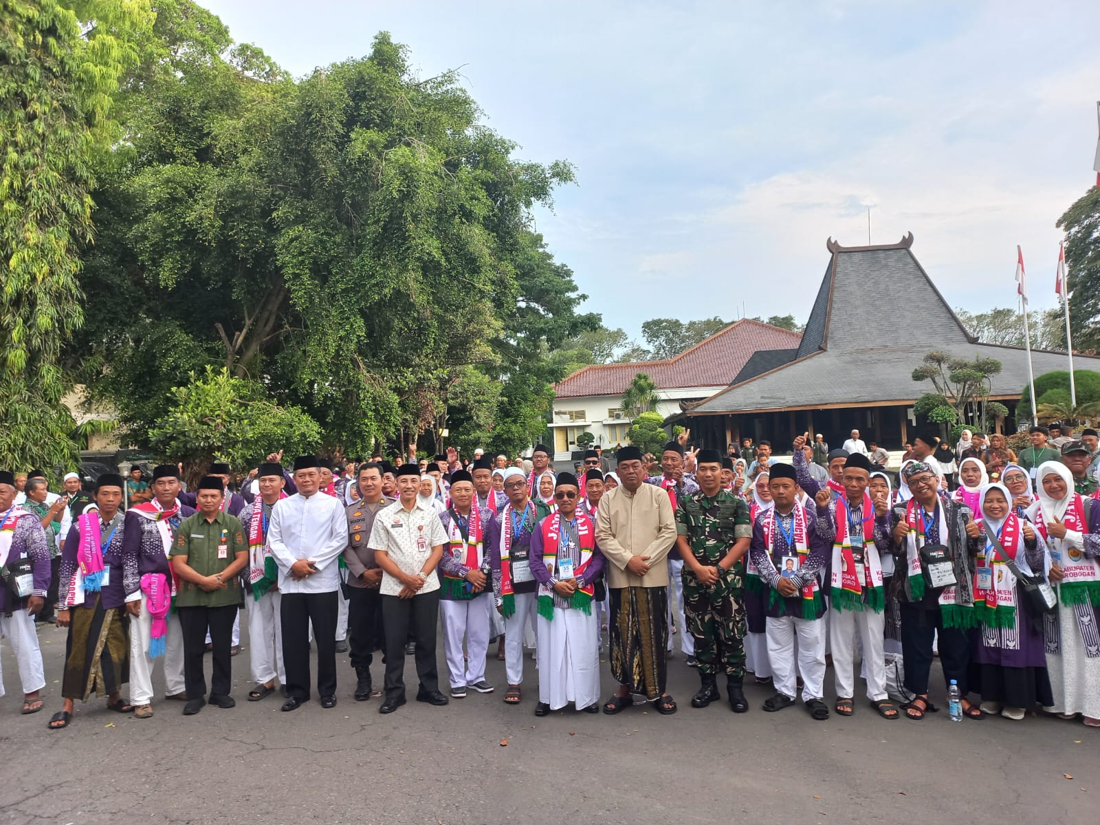 kloter 35 calon jamaah haji Grobogan berangkat dari pendopo Grobogan pada Jumat (9/5)