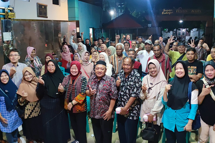 Anggota DPRD Kabupaten Pati, Suhartini, berfoto bareng dengan sejumlah warga saat acara reses tahap kedua di Kampung Saliyan, Pati Lor, Kamis (8/5).