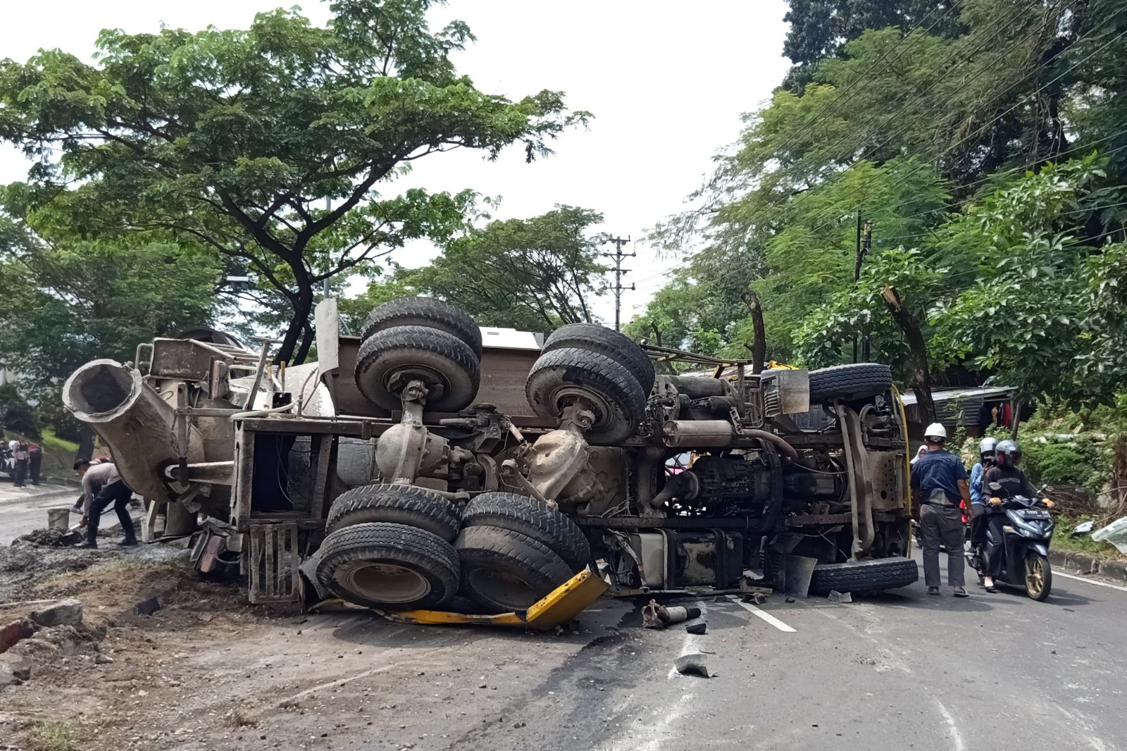 Jalur Silayur kembali memakan korban. Kali ini truk molen terguling setelah tak kuat menanjak di jalur tengkorak wilayah Ngaliyan tersebut. Beruntung dalam kecelakaan tunggal yang terjadi pada pukul