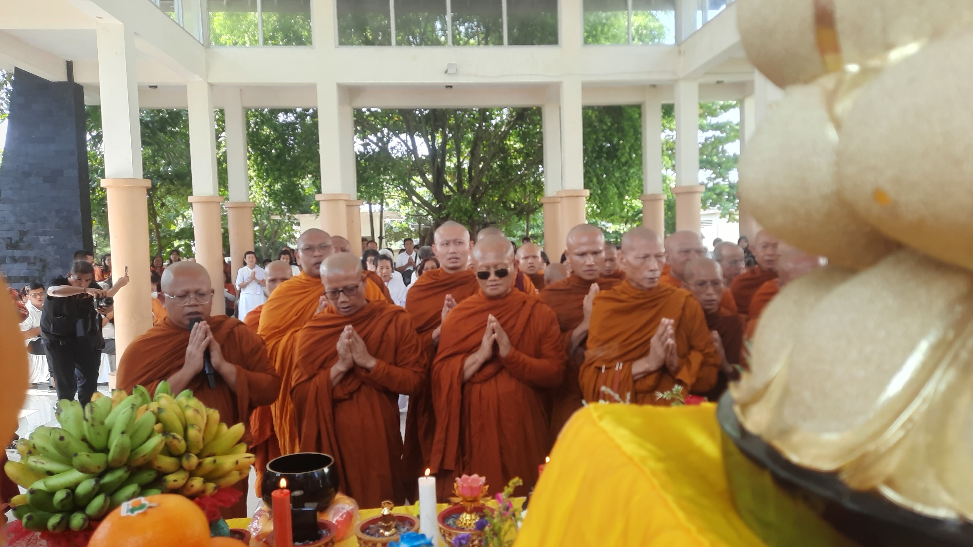 SEMBAHYANG: Majelis saat menggelar puja bersama di altar.