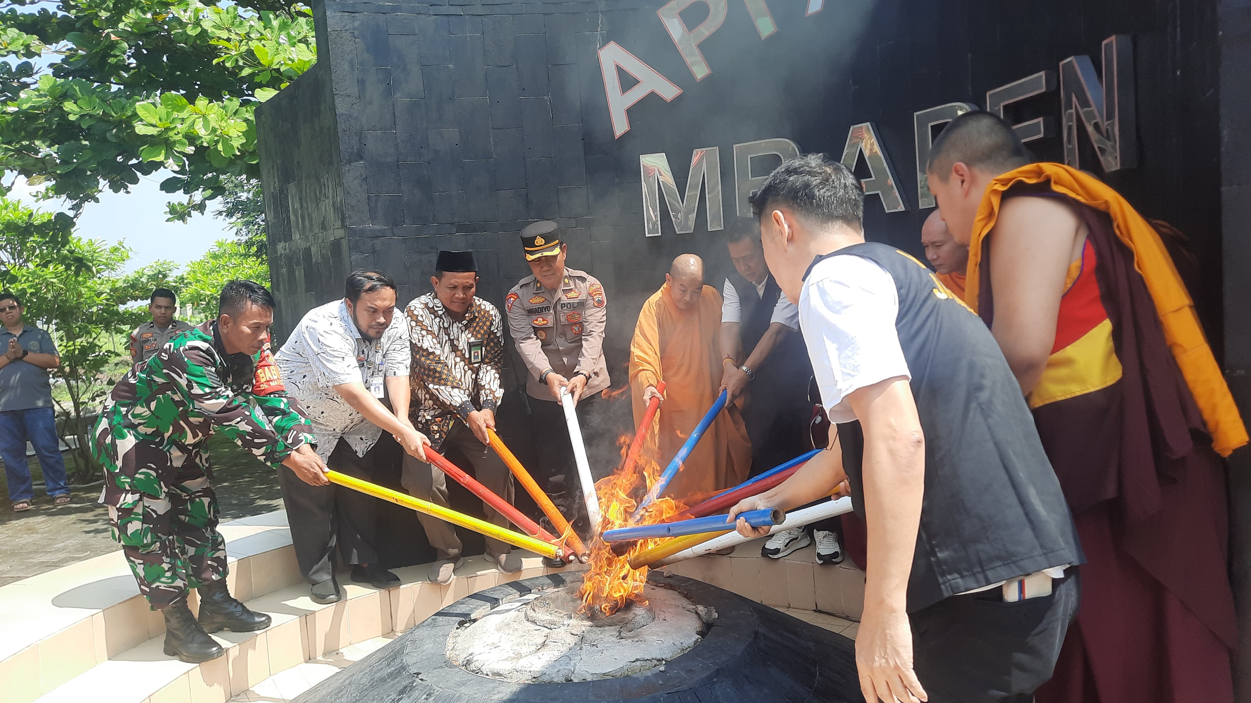API ABADI: Pengambilan Api Dharma Waisak di Api Abadi Mrapen, Desa Manggarmas, Kecamatan Godong, Grobogan.