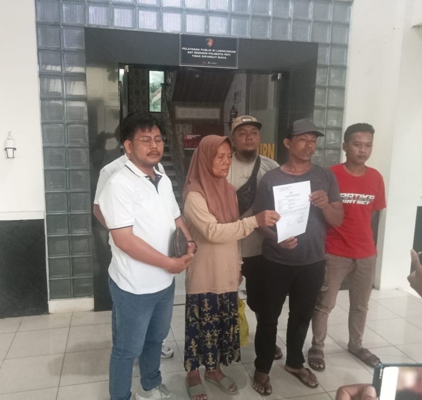 DILIHATKAN: Perwakan petani Pundenrejo dan kuasa hukumnya mendatangi Polresta Pati akhir pekan lalu.