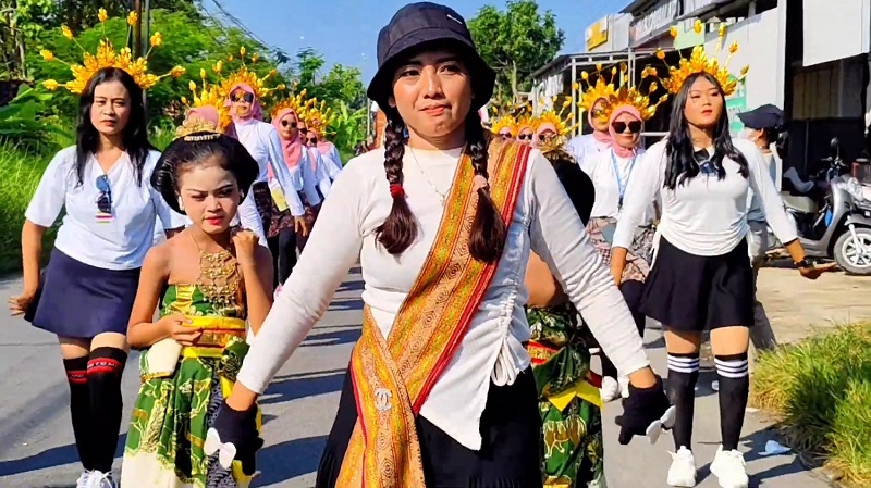 KELILING: Warga Desa Tambahmulyo, Jakenan mengarak gunungan di jalan desa akhir pekan lalu.