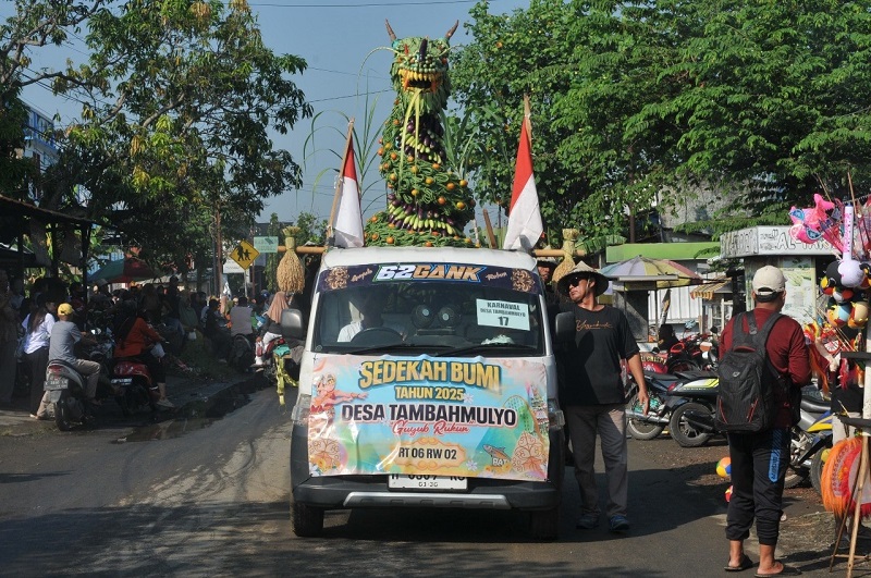 Hasil Bumi dijadikan bentuk Naga oleh Warga Desa Tambahmulyo, Jakenan