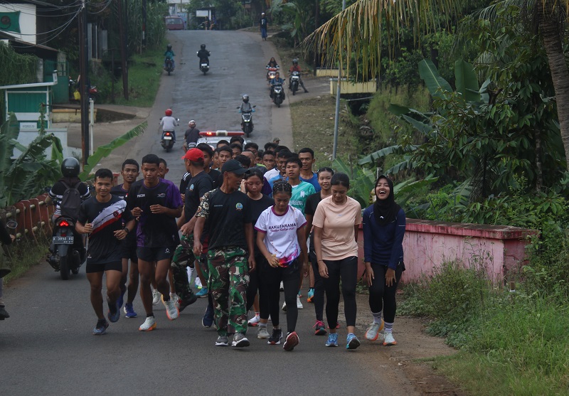 PERSIAPKAN DIRI: Prajurit TNI Kodim 0719/Jepara mendampingi para peserta program Serani yang berlatih di Desa Kecapi, Tahunan.