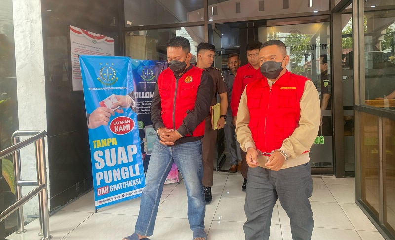 DITANGKAP: Kejari Rembang menetapkan dua orang tersangka dugaan korupsi dana hibah kandang ayam beberapa waktu lalu.
