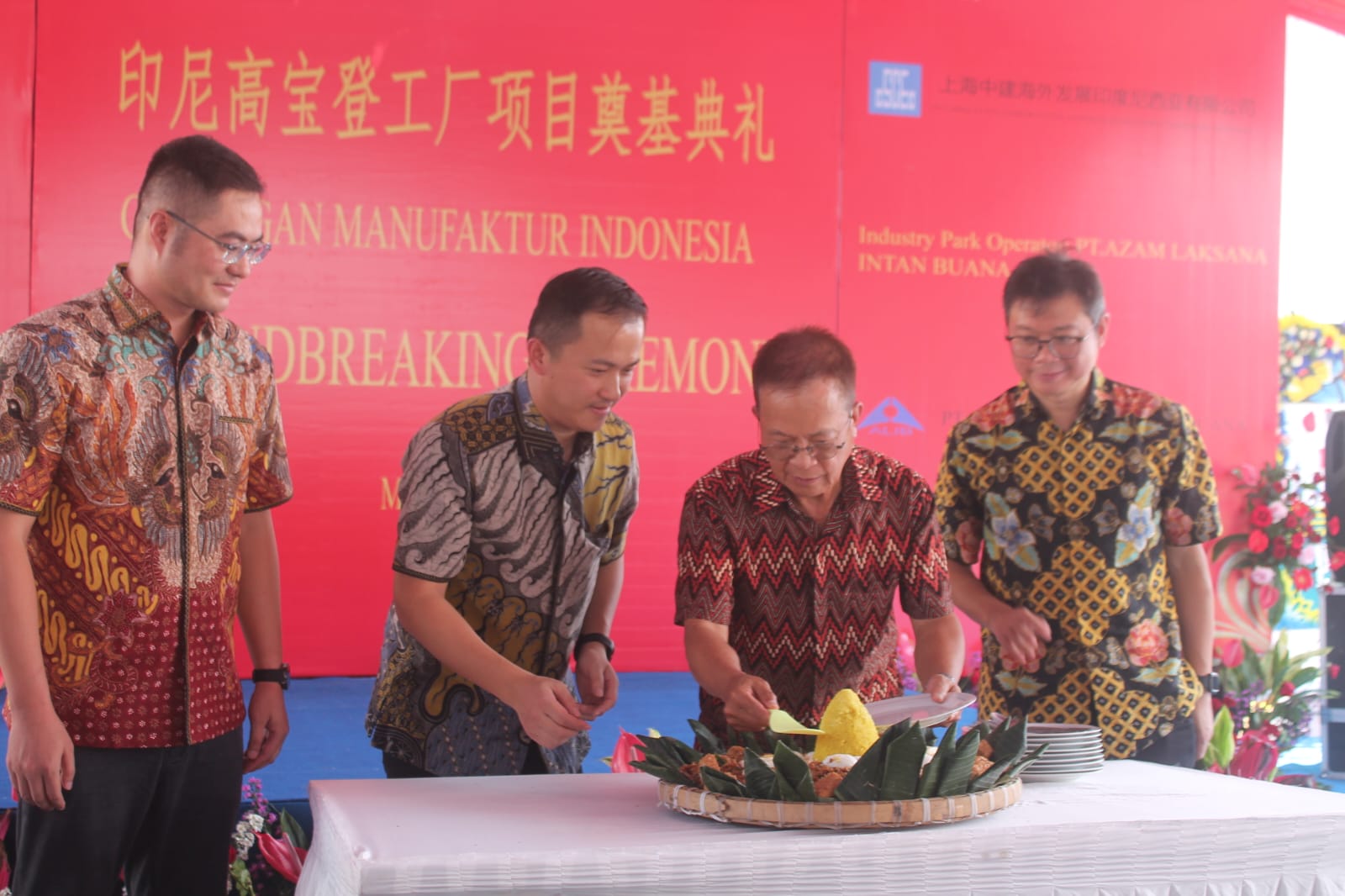 TUMPENGAN: Chairman PT Polygroup Paul Cheng saat memotong tumpeng dalam seremonial groundbreaking di Desa Sugihmanik Kecamatan Tanggungharjo.