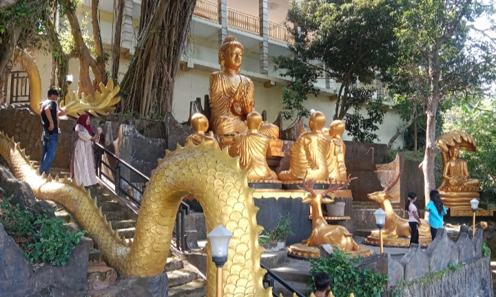 ANTUSIAS: Warga berada di Taman Lumbini kompleks Vihara Ratanavana Arama, Lasem.