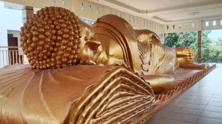 Patung Budha Tidur di Vihara Ratanavana Arama, Lasem, Rembang.