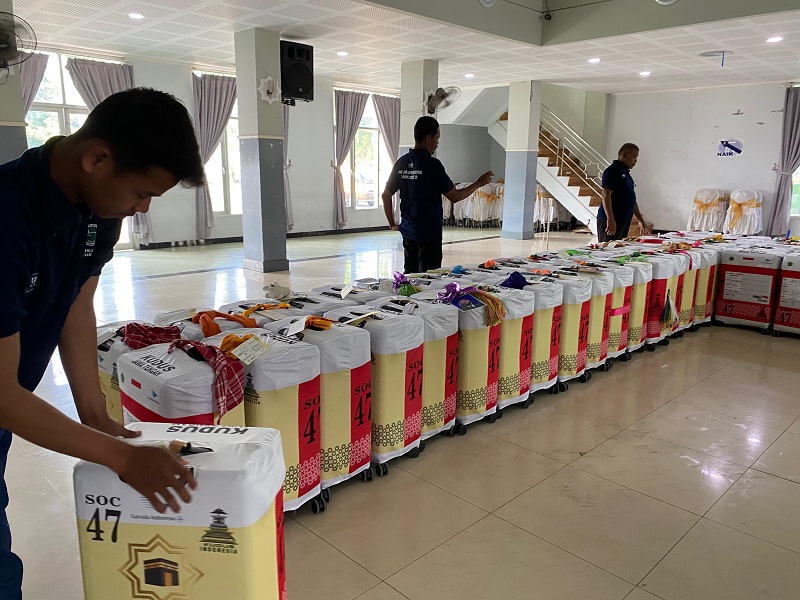 DIKUMPULKAN: Koper jemaah calon haji mulai dikumpulkan dan ditata oleh petugas di Gedung Jamiyyatul Hujjaj Kudus (JHK), kemarin.